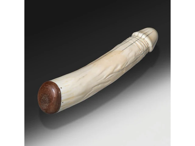 A japanese ivory dildo, 19thc, h 28,5 cm - ø 5 cm - 654g (+) - afbeelding 5 van  5