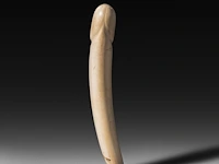 A japanese ivory dildo, signed, 19thc, h 27,5 cm - ø 4 cm - 450g (+) - afbeelding 3 van  5