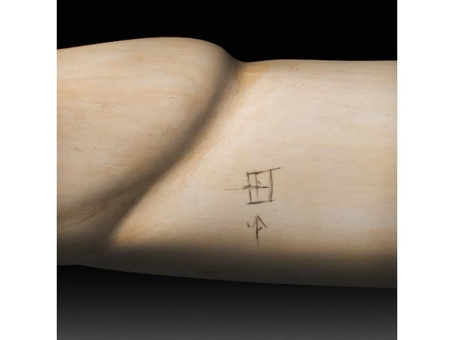 A japanese ivory dildo, signed, 19thc, h 27,5 cm - ø 4 cm - 450g (+) - afbeelding 5 van  5