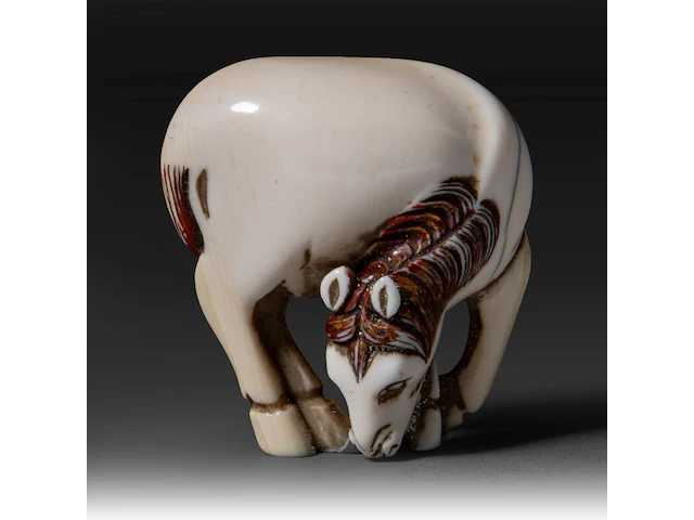 A japanese ivory netsuke of a horse, meiji period (1868-1912), h 5,8 cm - w 4,5 cm - d 2,2 cm - 32g (+) - afbeelding 1 van  7