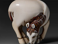 A japanese ivory netsuke of a horse, meiji period (1868-1912), h 5,8 cm - w 4,5 cm - d 2,2 cm - 32g (+)