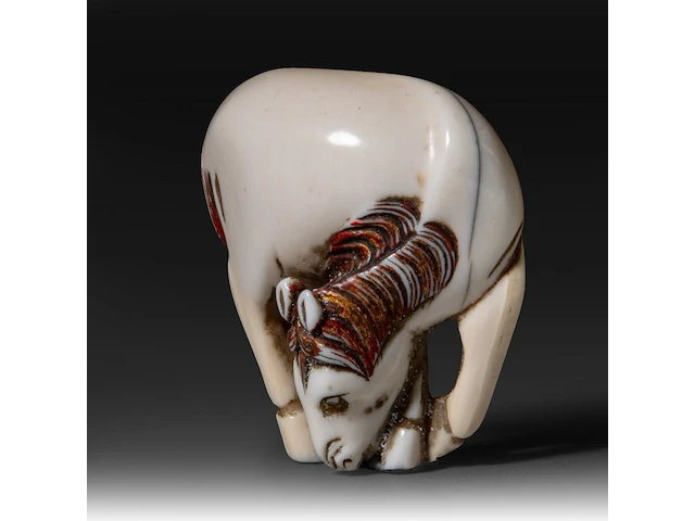 A japanese ivory netsuke of a horse, meiji period (1868-1912), h 5,8 cm - w 4,5 cm - d 2,2 cm - 32g (+) - afbeelding 2 van  7