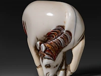 A japanese ivory netsuke of a horse, meiji period (1868-1912), h 5,8 cm - w 4,5 cm - d 2,2 cm - 32g (+) - afbeelding 2 van  7