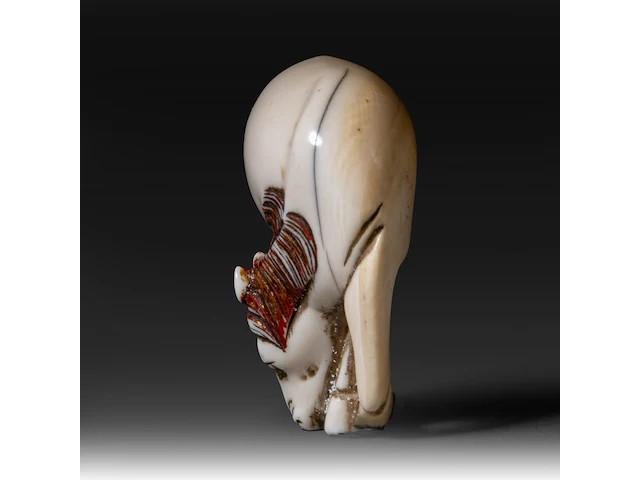 A japanese ivory netsuke of a horse, meiji period (1868-1912), h 5,8 cm - w 4,5 cm - d 2,2 cm - 32g (+) - afbeelding 3 van  7
