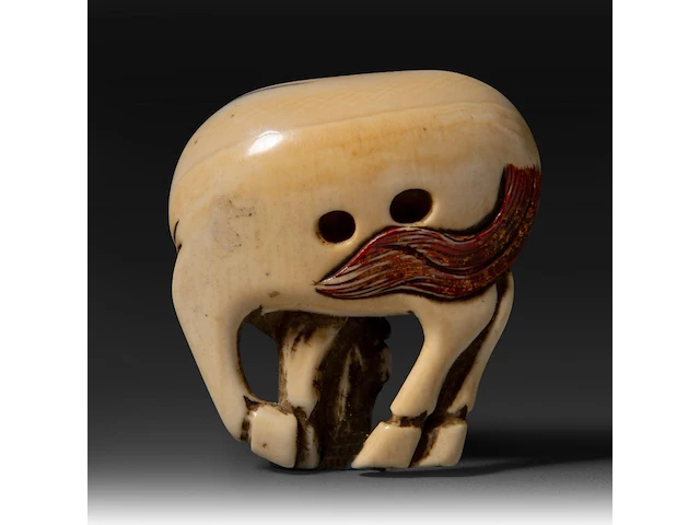 A japanese ivory netsuke of a horse, meiji period (1868-1912), h 5,8 cm - w 4,5 cm - d 2,2 cm - 32g (+) - afbeelding 4 van  7