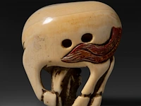 A japanese ivory netsuke of a horse, meiji period (1868-1912), h 5,8 cm - w 4,5 cm - d 2,2 cm - 32g (+) - afbeelding 4 van  7