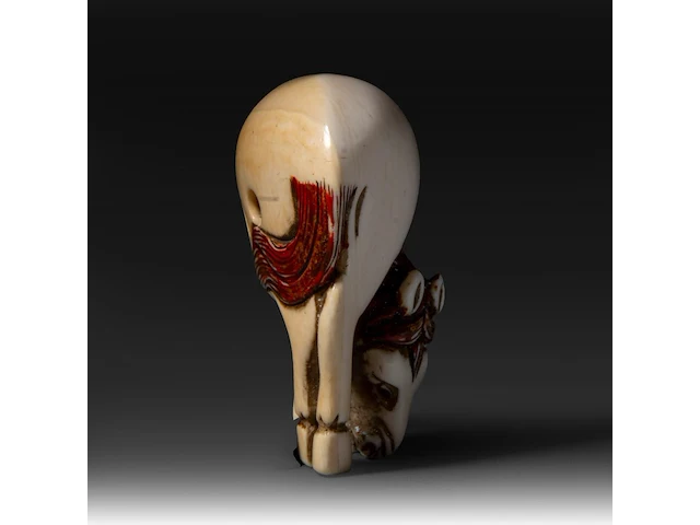 A japanese ivory netsuke of a horse, meiji period (1868-1912), h 5,8 cm - w 4,5 cm - d 2,2 cm - 32g (+) - afbeelding 5 van  7