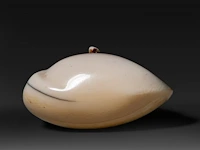 A japanese ivory netsuke of a horse, meiji period (1868-1912), h 5,8 cm - w 4,5 cm - d 2,2 cm - 32g (+) - afbeelding 6 van  7