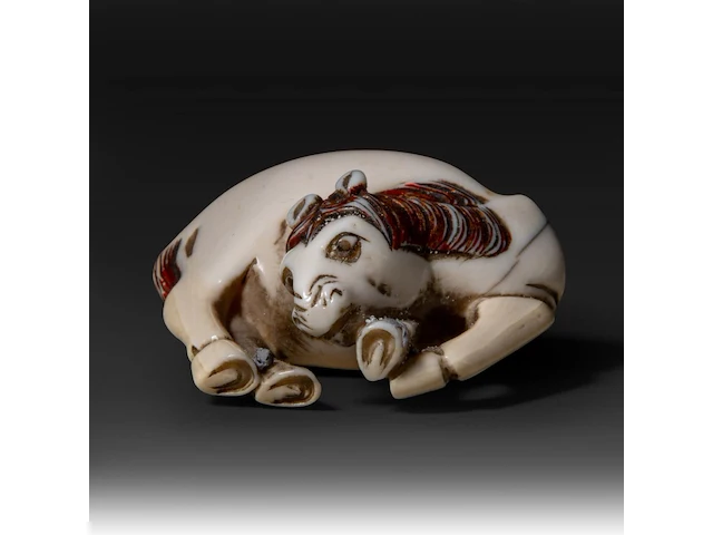 A japanese ivory netsuke of a horse, meiji period (1868-1912), h 5,8 cm - w 4,5 cm - d 2,2 cm - 32g (+) - afbeelding 7 van  7