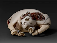 A japanese ivory netsuke of a horse, meiji period (1868-1912), h 5,8 cm - w 4,5 cm - d 2,2 cm - 32g (+) - afbeelding 7 van  7