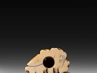A japanese ivory netsuke of a rakan, edo period (probably 18thc), h 4,5 cm - 26g added; a japanese ivory netsuke of jurojin, meiji/taisho period (early 20thc), h 5,5 cm - 34g (+) - afbeelding 8 van  13