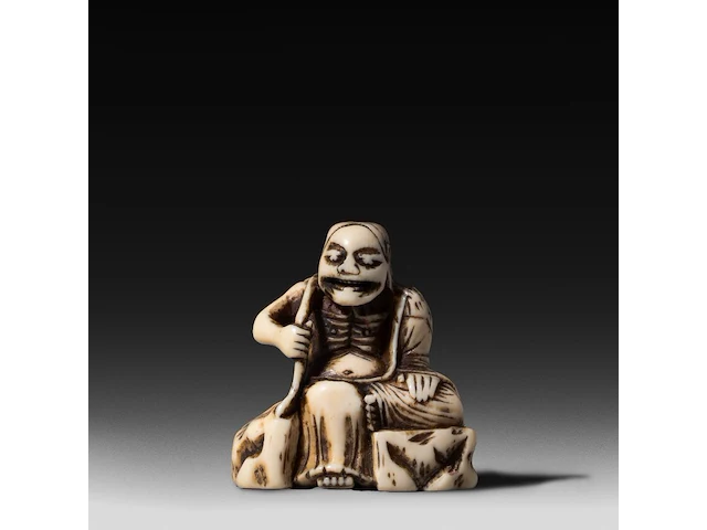 A japanese ivory netsuke of a rakan, edo period (probably 18thc), h 4,5 cm - 26g added; a japanese ivory netsuke of jurojin, meiji/taisho period (early 20thc), h 5,5 cm - 34g (+) - afbeelding 9 van  13