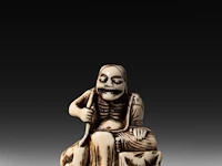 A japanese ivory netsuke of a rakan, edo period (probably 18thc), h 4,5 cm - 26g added; a japanese ivory netsuke of jurojin, meiji/taisho period (early 20thc), h 5,5 cm - 34g (+) - afbeelding 9 van  13