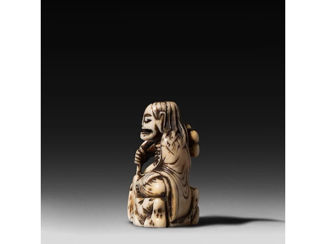 A japanese ivory netsuke of a rakan, edo period (probably 18thc), h 4,5 cm - 26g added; a japanese ivory netsuke of jurojin, meiji/taisho period (early 20thc), h 5,5 cm - 34g (+) - afbeelding 10 van  13