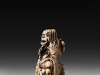 A japanese ivory netsuke of a rakan, edo period (probably 18thc), h 4,5 cm - 26g added; a japanese ivory netsuke of jurojin, meiji/taisho period (early 20thc), h 5,5 cm - 34g (+) - afbeelding 10 van  13