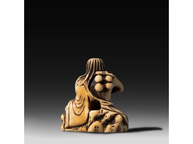 A japanese ivory netsuke of a rakan, edo period (probably 18thc), h 4,5 cm - 26g added; a japanese ivory netsuke of jurojin, meiji/taisho period (early 20thc), h 5,5 cm - 34g (+) - afbeelding 11 van  13