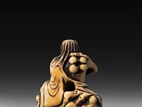 A japanese ivory netsuke of a rakan, edo period (probably 18thc), h 4,5 cm - 26g added; a japanese ivory netsuke of jurojin, meiji/taisho period (early 20thc), h 5,5 cm - 34g (+) - afbeelding 11 van  13