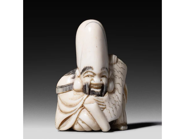 A japanese ivory netsuke of a rakan, edo period (probably 18thc), h 4,5 cm - 26g added; a japanese ivory netsuke of jurojin, meiji/taisho period (early 20thc), h 5,5 cm - 34g (+) - afbeelding 2 van  7
