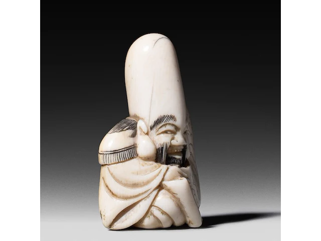 A japanese ivory netsuke of a rakan, edo period (probably 18thc), h 4,5 cm - 26g added; a japanese ivory netsuke of jurojin, meiji/taisho period (early 20thc), h 5,5 cm - 34g (+) - afbeelding 3 van  7