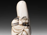 A japanese ivory netsuke of a rakan, edo period (probably 18thc), h 4,5 cm - 26g added; a japanese ivory netsuke of jurojin, meiji/taisho period (early 20thc), h 5,5 cm - 34g (+) - afbeelding 3 van  7