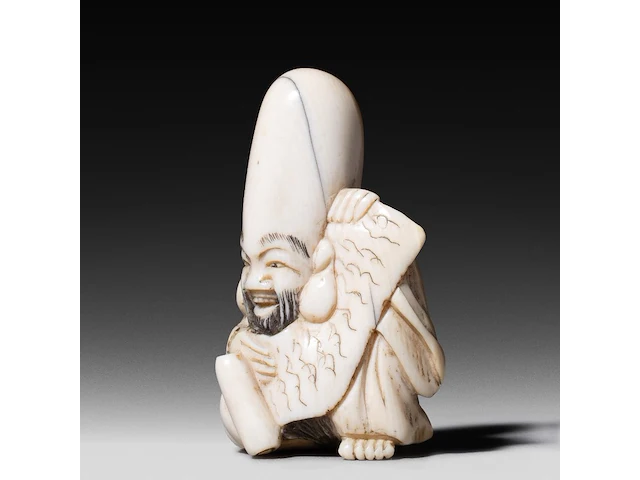 A japanese ivory netsuke of a rakan, edo period (probably 18thc), h 4,5 cm - 26g added; a japanese ivory netsuke of jurojin, meiji/taisho period (early 20thc), h 5,5 cm - 34g (+) - afbeelding 4 van  7