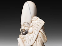 A japanese ivory netsuke of a rakan, edo period (probably 18thc), h 4,5 cm - 26g added; a japanese ivory netsuke of jurojin, meiji/taisho period (early 20thc), h 5,5 cm - 34g (+) - afbeelding 4 van  7