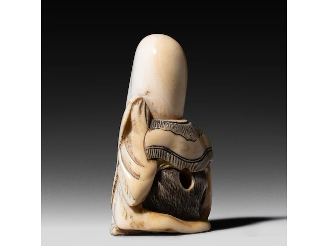 A japanese ivory netsuke of a rakan, edo period (probably 18thc), h 4,5 cm - 26g added; a japanese ivory netsuke of jurojin, meiji/taisho period (early 20thc), h 5,5 cm - 34g (+) - afbeelding 5 van  7