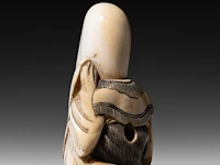 A japanese ivory netsuke of a rakan, edo period (probably 18thc), h 4,5 cm - 26g added; a japanese ivory netsuke of jurojin, meiji/taisho period (early 20thc), h 5,5 cm - 34g (+) - afbeelding 5 van  7