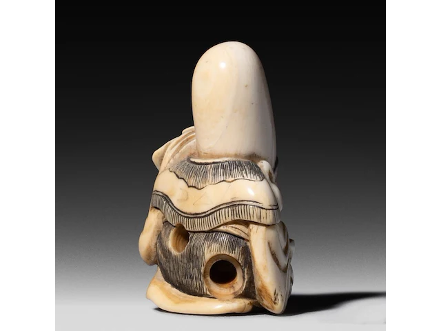 A japanese ivory netsuke of a rakan, edo period (probably 18thc), h 4,5 cm - 26g added; a japanese ivory netsuke of jurojin, meiji/taisho period (early 20thc), h 5,5 cm - 34g (+) - afbeelding 6 van  7