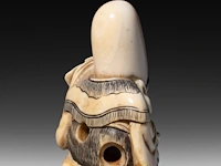A japanese ivory netsuke of a rakan, edo period (probably 18thc), h 4,5 cm - 26g added; a japanese ivory netsuke of jurojin, meiji/taisho period (early 20thc), h 5,5 cm - 34g (+) - afbeelding 6 van  7