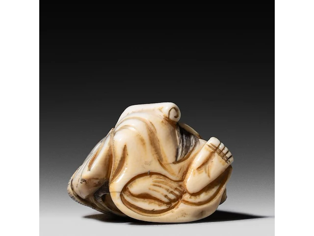 A japanese ivory netsuke of a rakan, edo period (probably 18thc), h 4,5 cm - 26g added; a japanese ivory netsuke of jurojin, meiji/taisho period (early 20thc), h 5,5 cm - 34g (+) - afbeelding 7 van  7