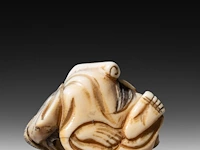 A japanese ivory netsuke of a rakan, edo period (probably 18thc), h 4,5 cm - 26g added; a japanese ivory netsuke of jurojin, meiji/taisho period (early 20thc), h 5,5 cm - 34g (+) - afbeelding 7 van  7