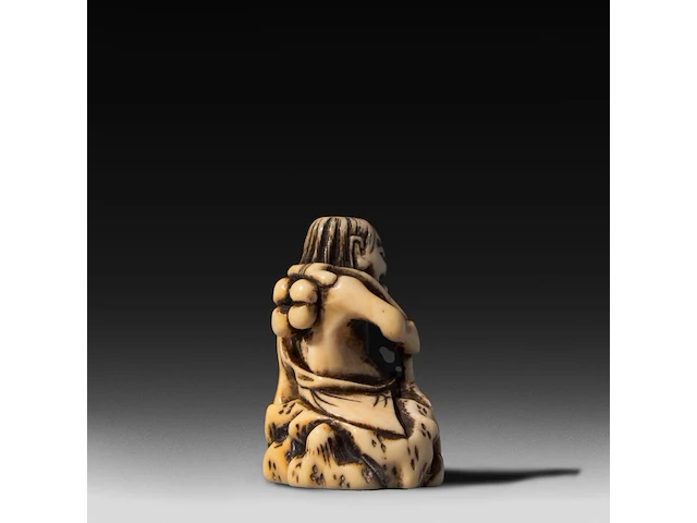 A japanese ivory netsuke of a rakan, edo period (probably 18thc), h 4,5 cm - 26g added; a japanese ivory netsuke of jurojin, meiji/taisho period (early 20thc), h 5,5 cm - 34g (+) - afbeelding 12 van  13