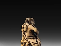 A japanese ivory netsuke of a rakan, edo period (probably 18thc), h 4,5 cm - 26g added; a japanese ivory netsuke of jurojin, meiji/taisho period (early 20thc), h 5,5 cm - 34g (+) - afbeelding 12 van  13