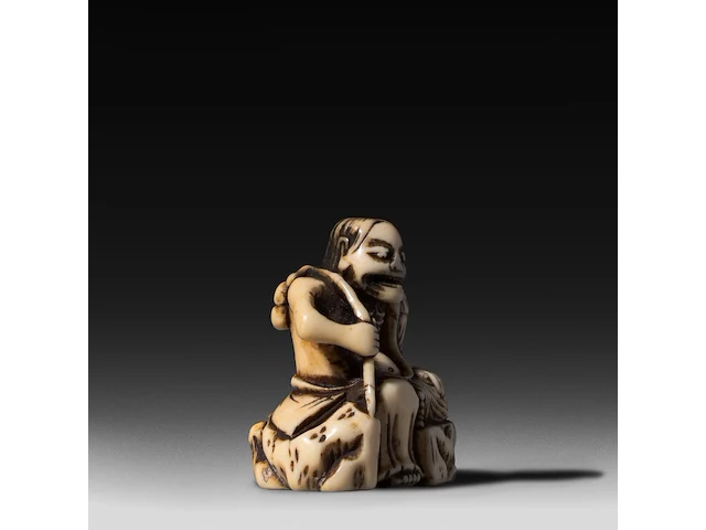 A japanese ivory netsuke of a rakan, edo period (probably 18thc), h 4,5 cm - 26g added; a japanese ivory netsuke of jurojin, meiji/taisho period (early 20thc), h 5,5 cm - 34g (+) - afbeelding 13 van  13