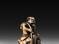 A japanese ivory netsuke of a rakan, edo period (probably 18thc), h 4,5 cm - 26g added; a japanese ivory netsuke of jurojin, meiji/taisho period (early 20thc), h 5,5 cm - 34g (+) - afbeelding 13 van  13