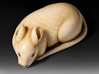 A japanese ivory netsuke of a rat, signed tomokazu (?), edo period (19thc), h 2 cm - w 5 cm - d 2,5 cm - 24g (+)