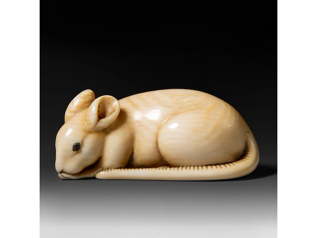 A japanese ivory netsuke of a rat, signed tomokazu (?), edo period (19thc), h 2 cm - w 5 cm - d 2,5 cm - 24g (+) - afbeelding 2 van  7
