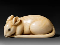 A japanese ivory netsuke of a rat, signed tomokazu (?), edo period (19thc), h 2 cm - w 5 cm - d 2,5 cm - 24g (+) - afbeelding 2 van  7