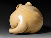 A japanese ivory netsuke of a rat, signed tomokazu (?), edo period (19thc), h 2 cm - w 5 cm - d 2,5 cm - 24g (+) - afbeelding 3 van  7