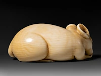 A japanese ivory netsuke of a rat, signed tomokazu (?), edo period (19thc), h 2 cm - w 5 cm - d 2,5 cm - 24g (+) - afbeelding 4 van  7