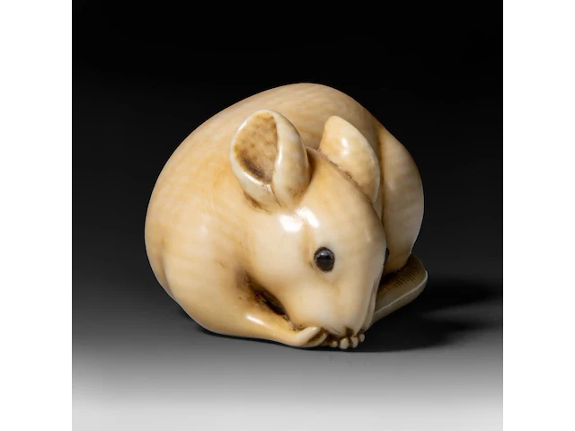 A japanese ivory netsuke of a rat, signed tomokazu (?), edo period (19thc), h 2 cm - w 5 cm - d 2,5 cm - 24g (+) - afbeelding 5 van  7