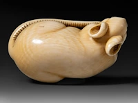 A japanese ivory netsuke of a rat, signed tomokazu (?), edo period (19thc), h 2 cm - w 5 cm - d 2,5 cm - 24g (+) - afbeelding 6 van  7