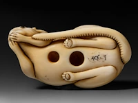 A japanese ivory netsuke of a rat, signed tomokazu (?), edo period (19thc), h 2 cm - w 5 cm - d 2,5 cm - 24g (+) - afbeelding 7 van  7