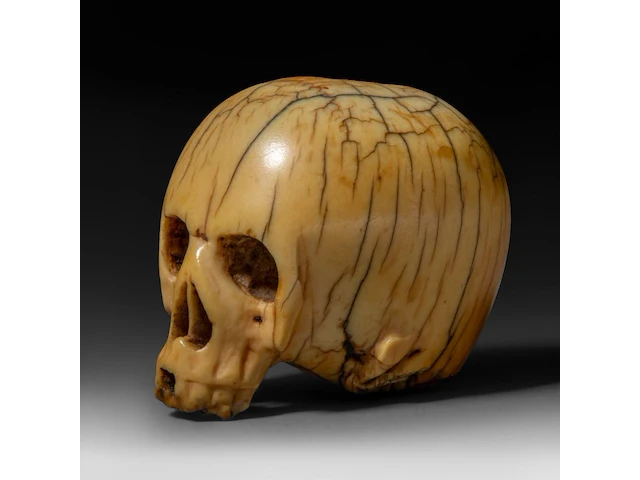A japanese ivory netsuke of a skull, edo period (18th/19thc), h 3,7 cm - w 4,5 cm - d 3,4 cm - 51g (+) - afbeelding 2 van  7