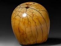 A japanese ivory netsuke of a skull, edo period (18th/19thc), h 3,7 cm - w 4,5 cm - d 3,4 cm - 51g (+) - afbeelding 4 van  7