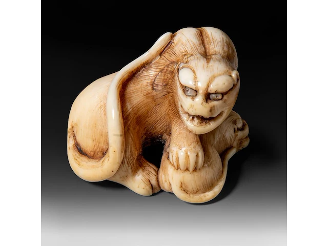 A japanese ivory netsuke of a tiger with a cub, signed, edo/meiji period (19thc), h 2,8 cm - w 4 cm - d 3 cm - 21g (+) - afbeelding 1 van  7
