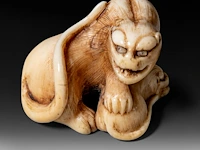 A japanese ivory netsuke of a tiger with a cub, signed, edo/meiji period (19thc), h 2,8 cm - w 4 cm - d 3 cm - 21g (+)