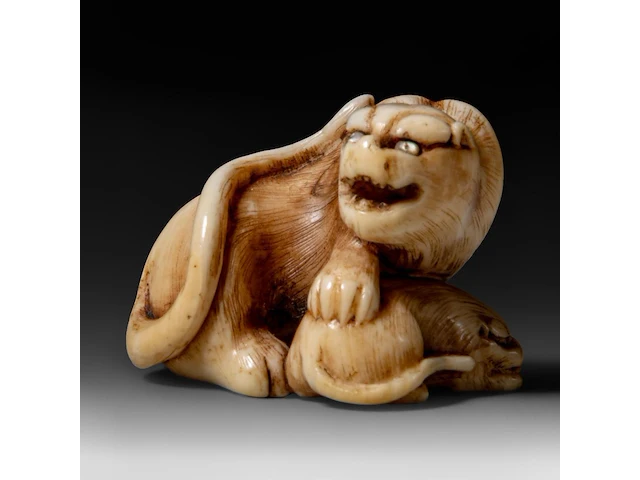 A japanese ivory netsuke of a tiger with a cub, signed, edo/meiji period (19thc), h 2,8 cm - w 4 cm - d 3 cm - 21g (+) - afbeelding 2 van  7