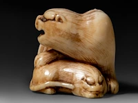 A japanese ivory netsuke of a tiger with a cub, signed, edo/meiji period (19thc), h 2,8 cm - w 4 cm - d 3 cm - 21g (+) - afbeelding 3 van  7